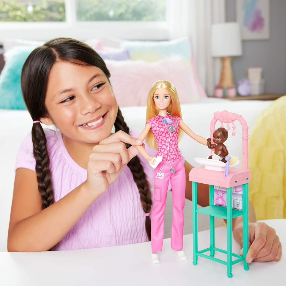 Barbie Kinderärztin Puppe mit Baby, Möbel und Zubehör – Mattel JCR72