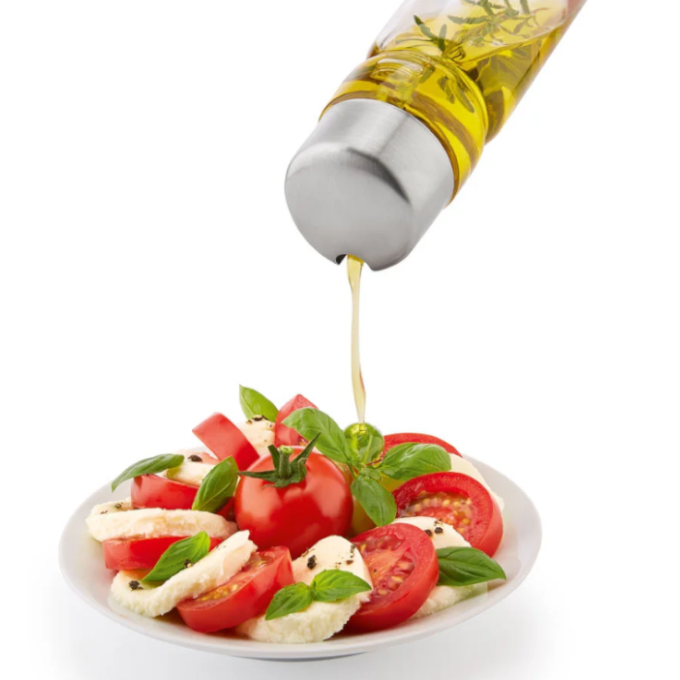 Öl Ausgießer auf Tomate Mozzarella Teller