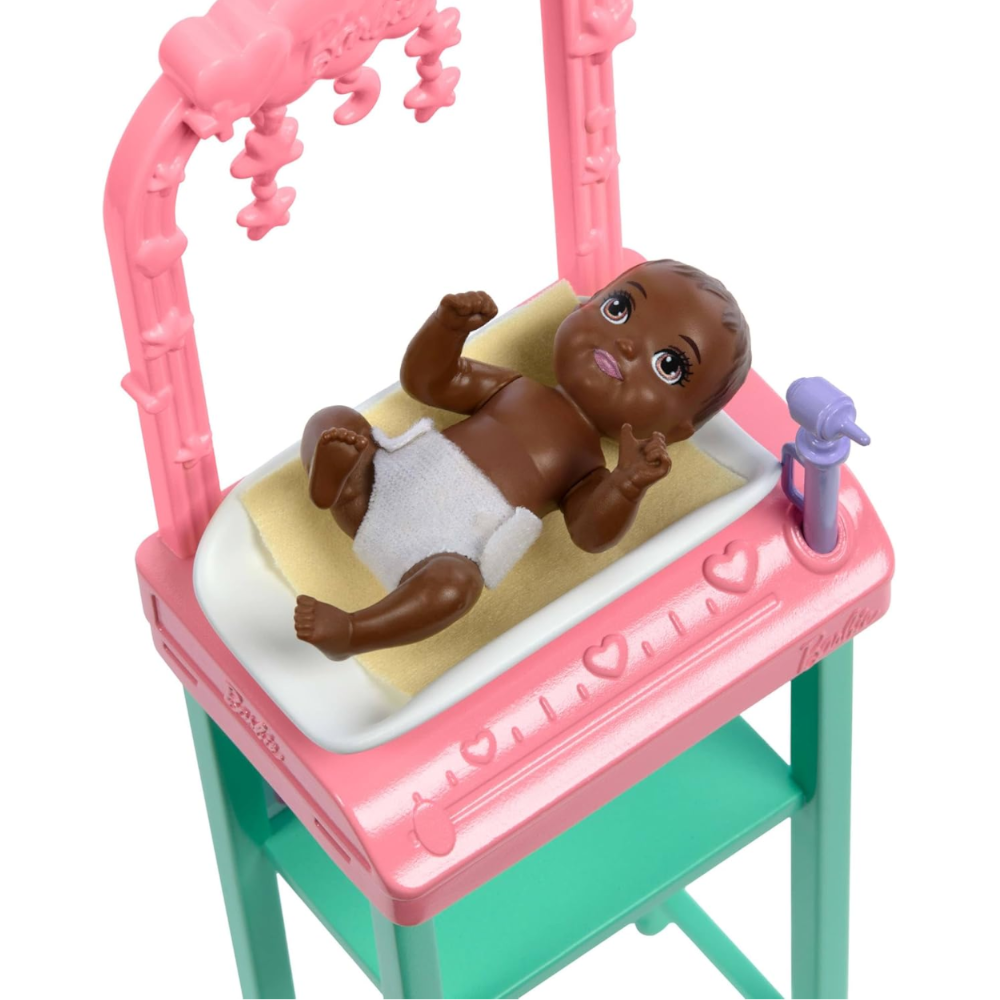 Barbie Kinderärztin Puppe mit Baby, Möbel und Zubehör – Mattel JCR72